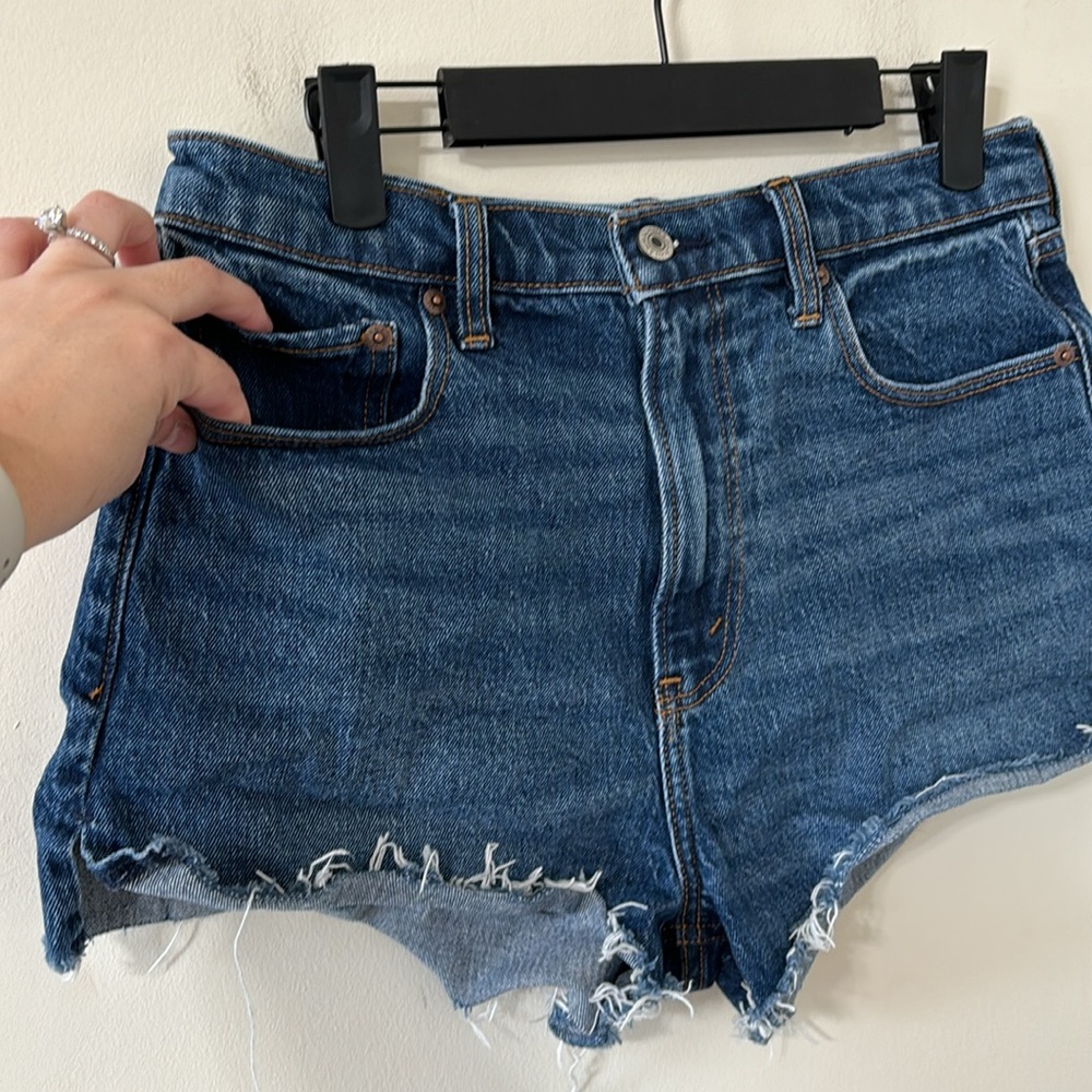 Abercrombie & Fitch The Mom Short High Rise Dark Wash Size 28 - Picture 2 of 7
